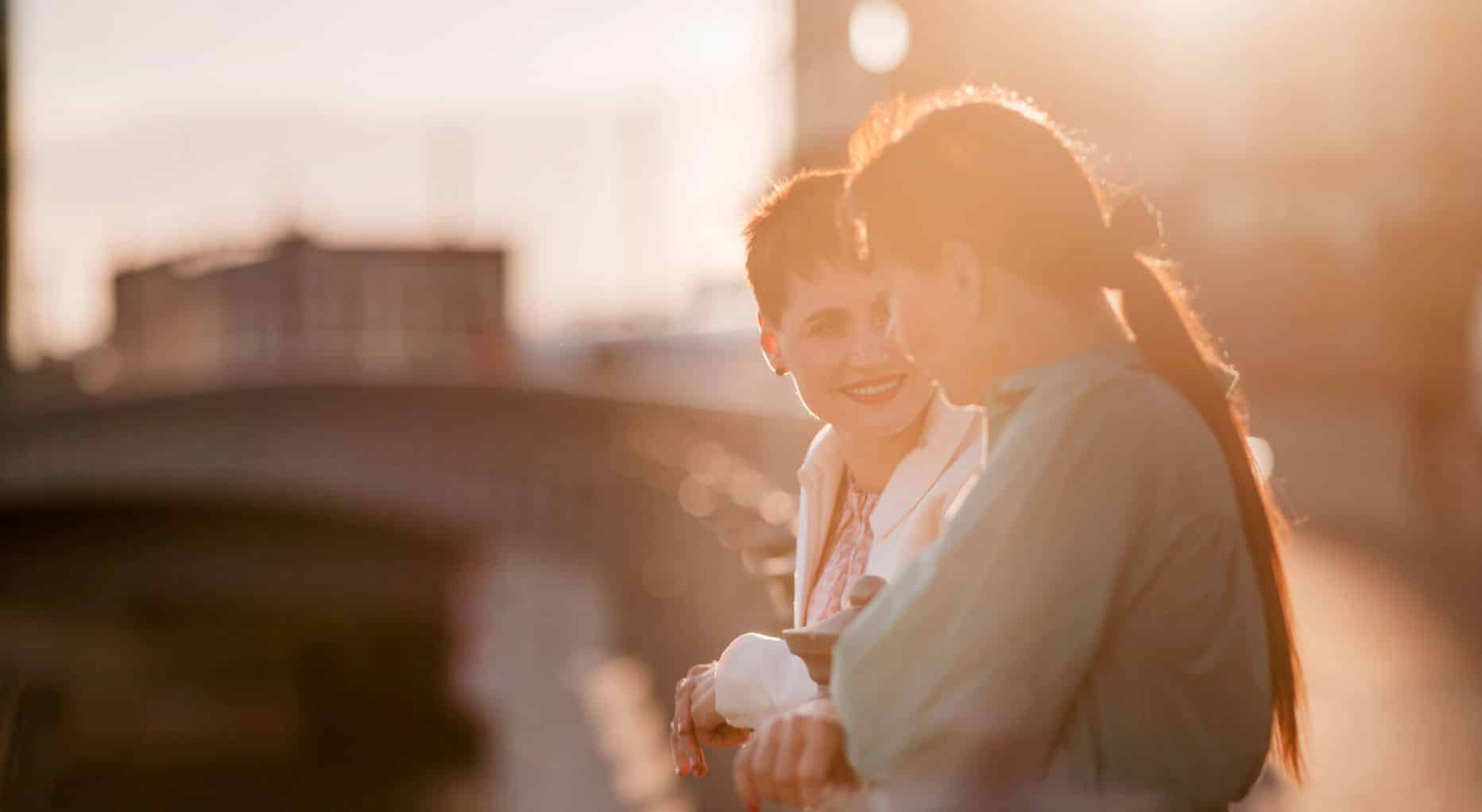 Entspanntes und zielführendes Life Coaching für Frauen in der Abendsonne in Berlin Mitte. Perfekt bei Selbstzweifeln, Frustration, Erschöpfung und Unzufriedenheit als Frau