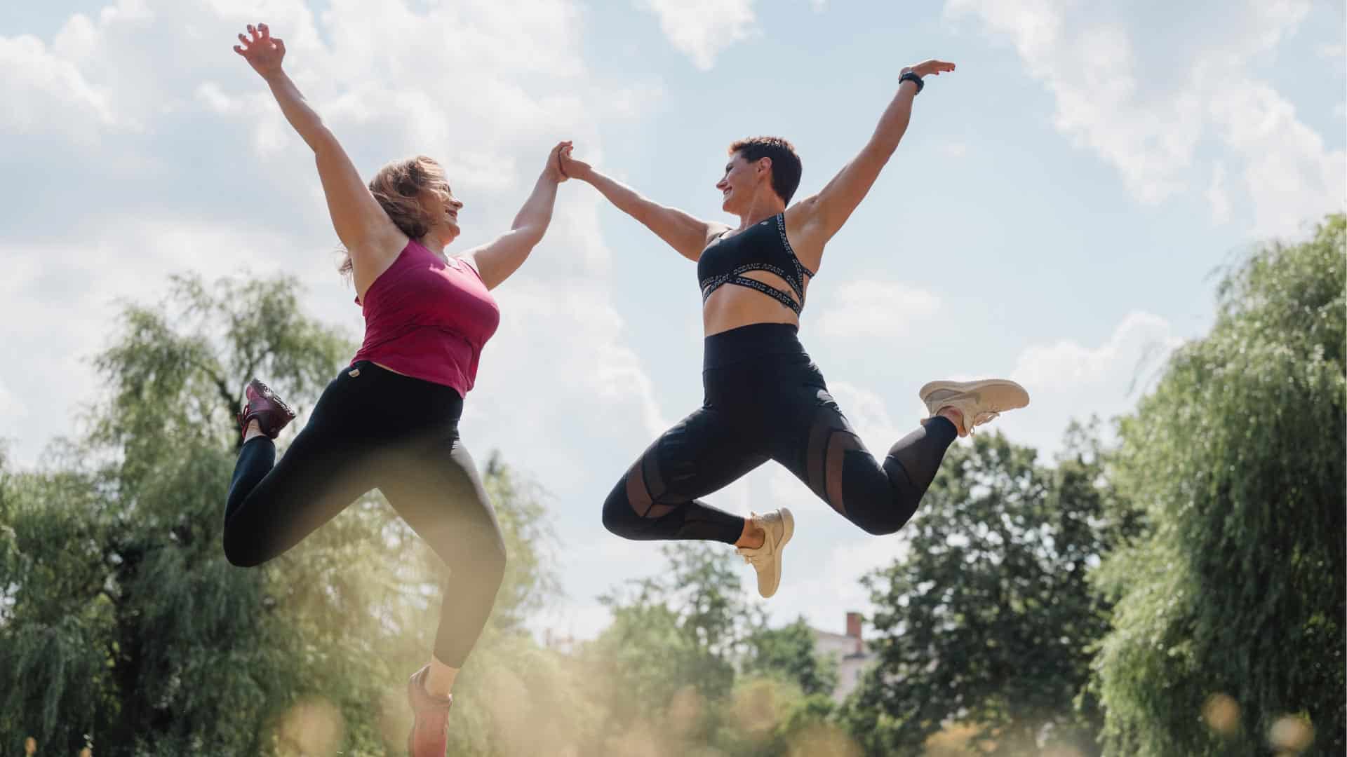 Als Fitness Trainerin & Beraterin für Ernährung und Frauengesundheit habe ich Frauen einige Jahre in unterschiedlichen Lebensphasen begleitet um fitter, schlanker, selbstbewusster und kraftvoller zu werden. So habe ich meine Leidenschaft für die Arbeit mit Frauen entdeckt und gespürt, dass die wahren Herausforderungen selten körperlich sind. Sondern mental. Emotional. Zwischen Selbstbild, Stress und Alltagswahnsinn.