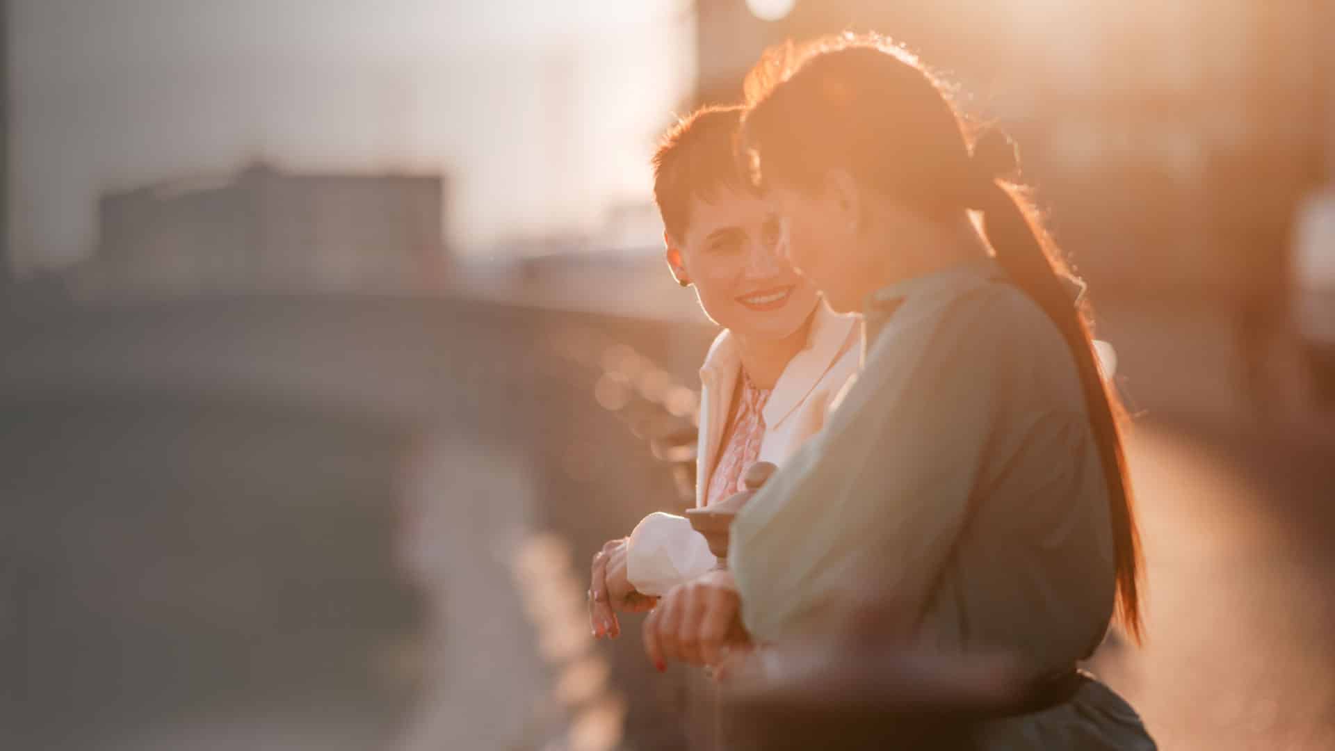 Entspanntes und zielführendes Life Coaching für Frauen in der Abendsonne in Berlin Mitte. Perfekt bei Selbstzweifeln, Frustration, Erschöpfung und Unzufriedenheit als Frau und Mutter