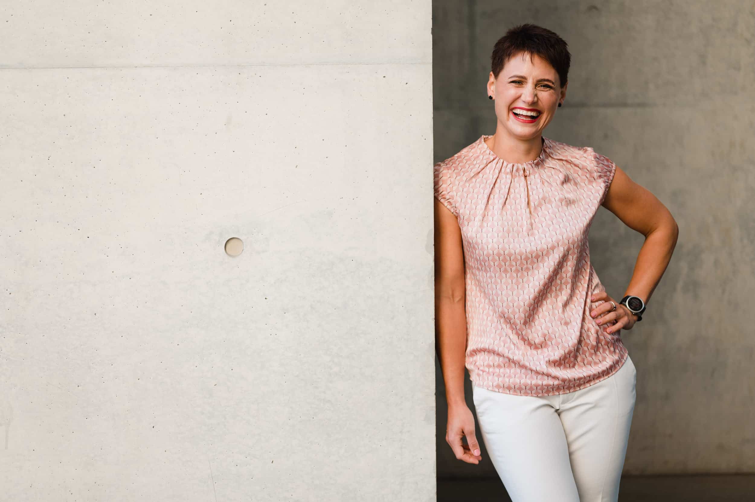 Die Frauen-Coachin Luisa Riffel lächelt selbstbewusst in Berlin Mitte