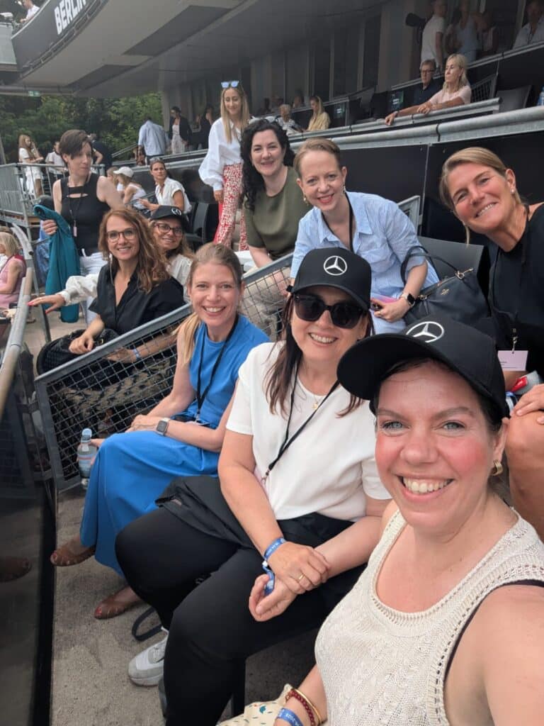 Erfolgreiche Geschäftsfrauen treffen auf Tennis – exklusives Netzwerken mit Stil