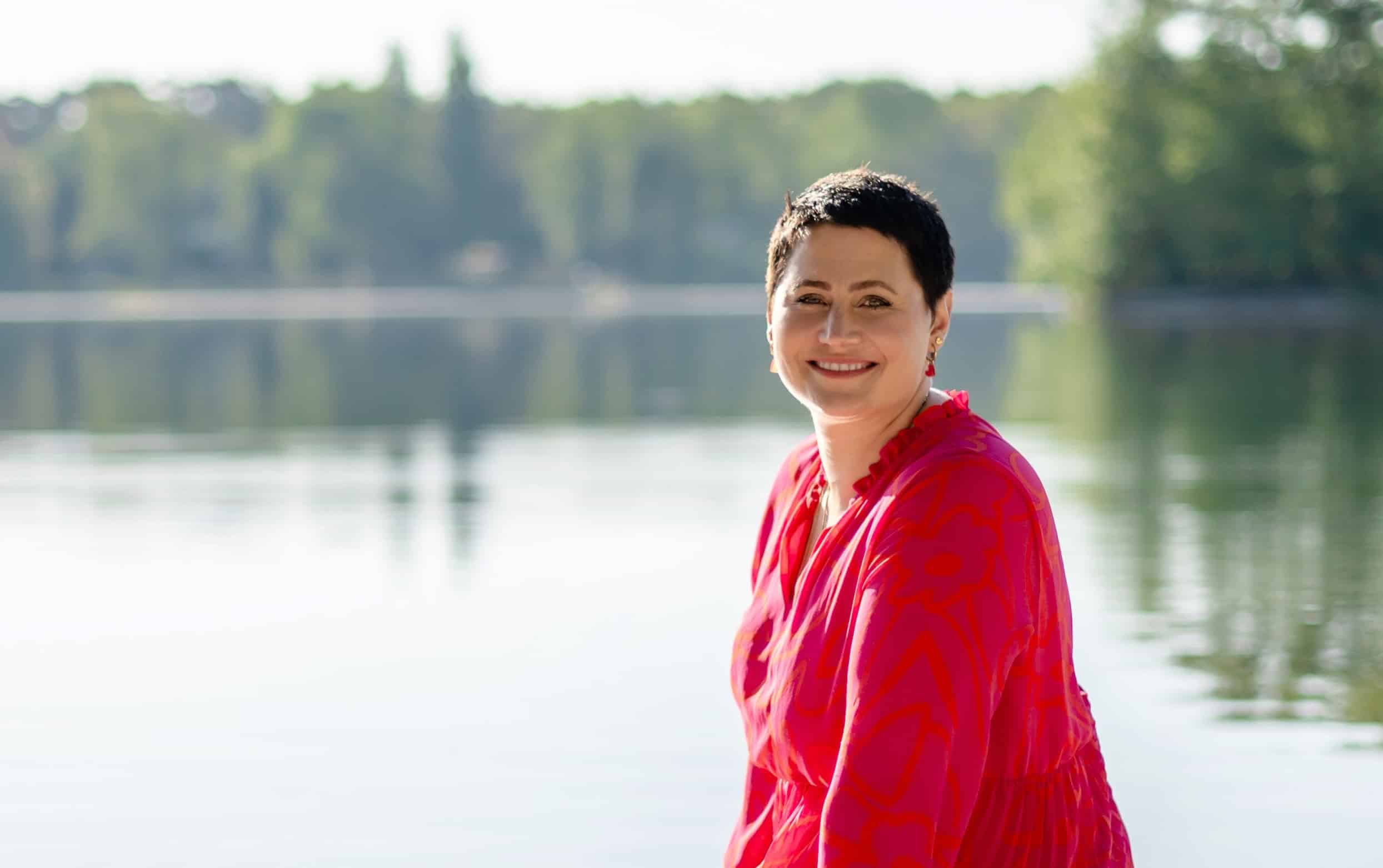 Luisa Riffel am Wasser – Life Coaching für Frauen in Berlin - Eine Life Coach, der man vertraut