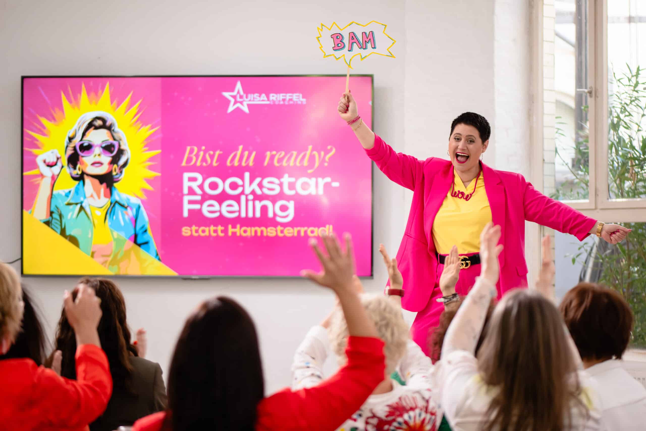 Luisa Riffel, Master Coachin DBCA aus Berlin. Keynote über Self-Leadership, Mindfucks, mentale Entstörung und Female Leadership. Aufgenommen bei einer Veranstaltung für ein Frauennetzwerk.