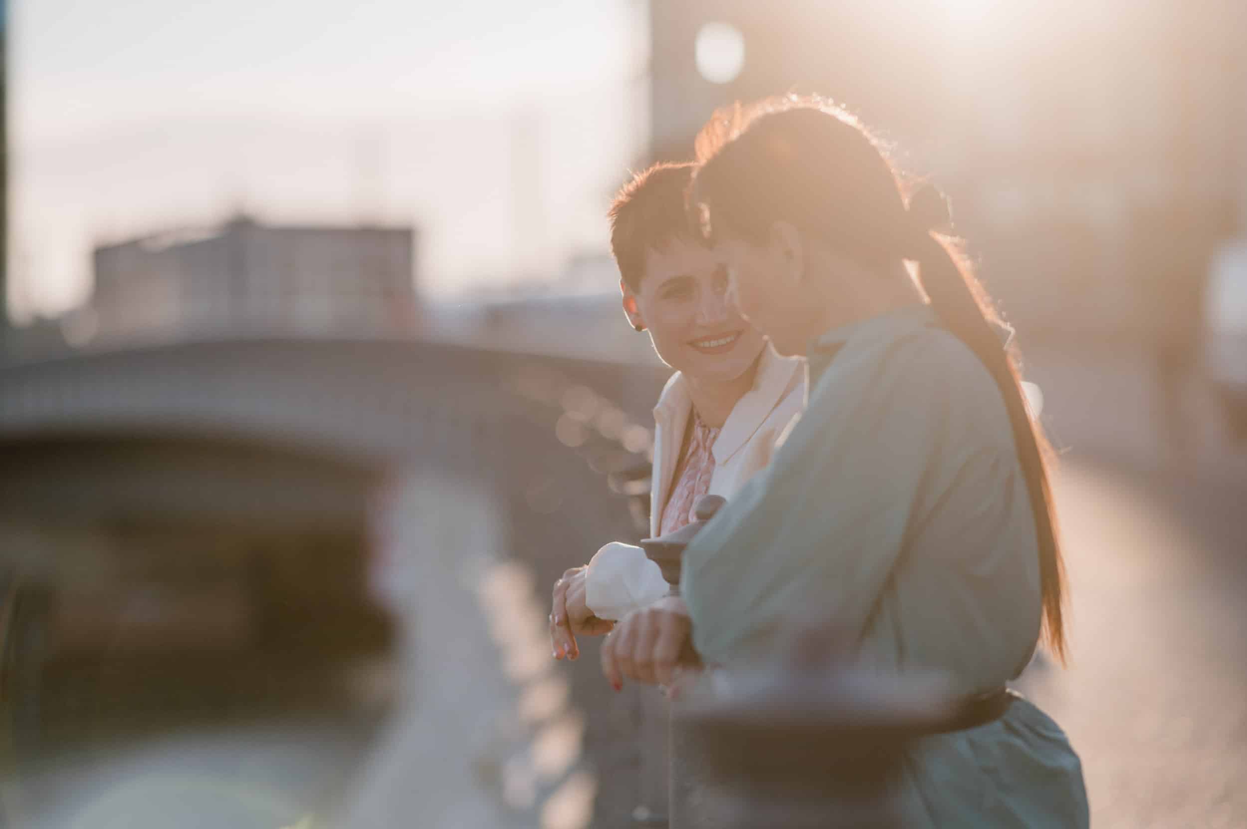 Zwei Frauen im Coaching-Erstgespräch bei Sonnenuntergang in Berlin – Einstieg ins vertrauensvolle Life Coaching für Frauen mit Luisa Riffel