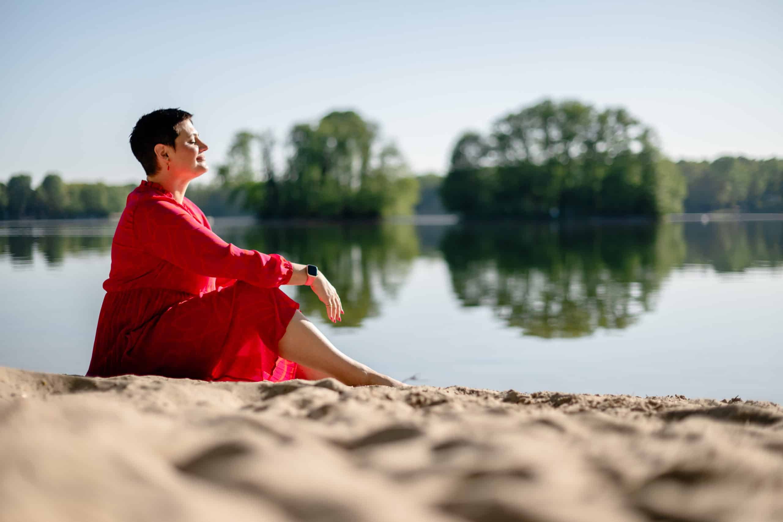 Life Coaching Luisa Riffel am Groß Glienicker See im roten Kleid