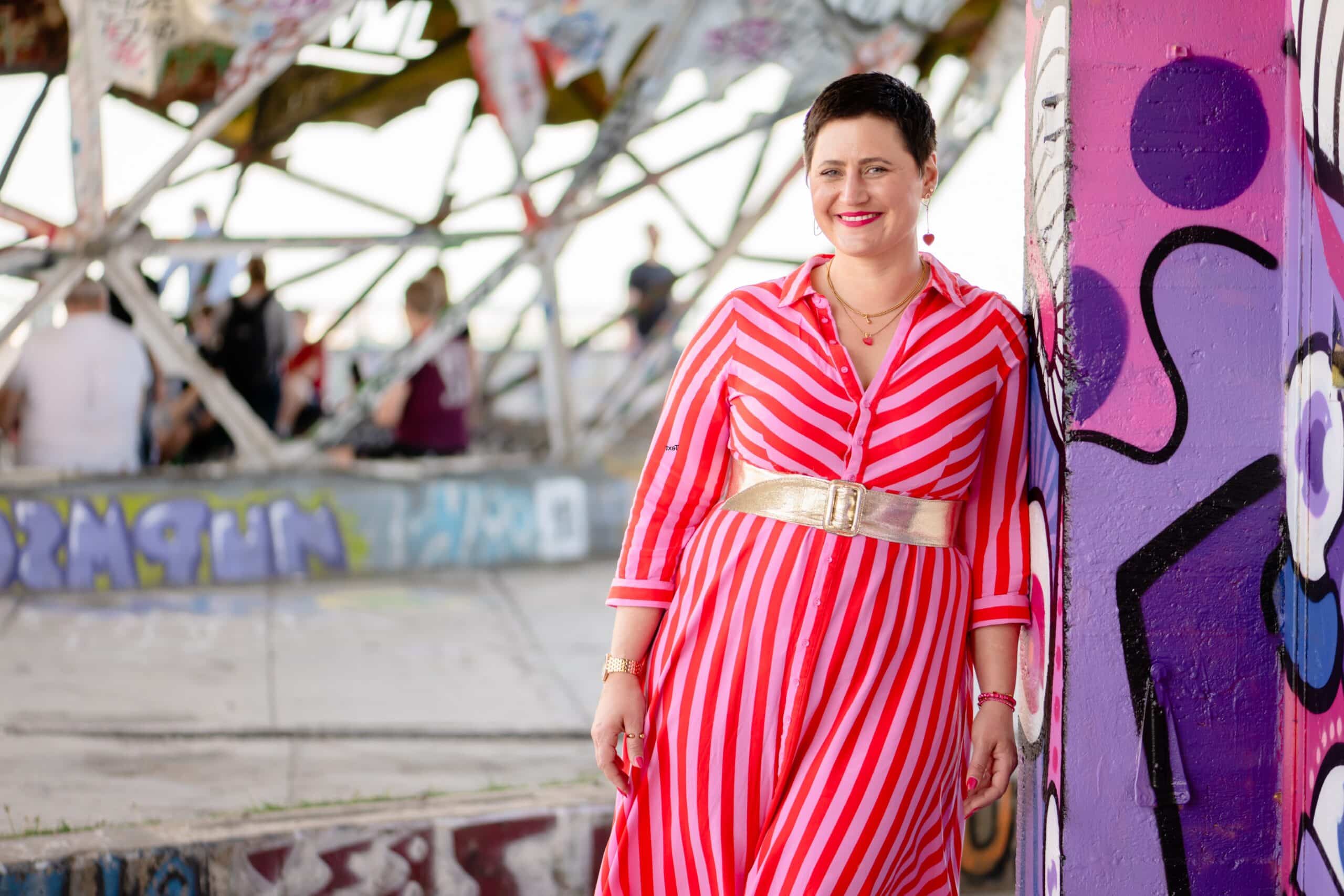 Luisa Riffel ist Life Coach für Frauen Online und Persönlich in Charlottenburg. Auf dem Bild lehnt sie entspannt an eine Wand. Für mehr Selbstliebe und Vertrauen im Leben als Frau.