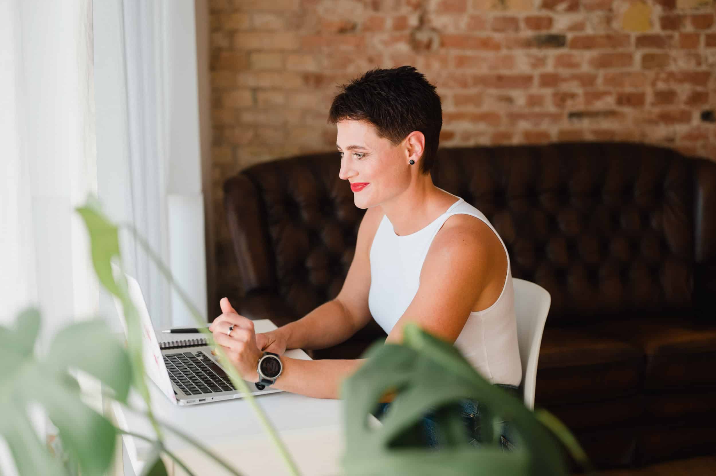 Life Coach für Frauen Luisa Riffel führt ein Kennenlerngespräch mit einer Kundin in einer Beziehungskrise, Jobkrise, Frustration um Lösungen erarbeiten, Klarheit gewinnen und bewusste Entscheidungen treffen