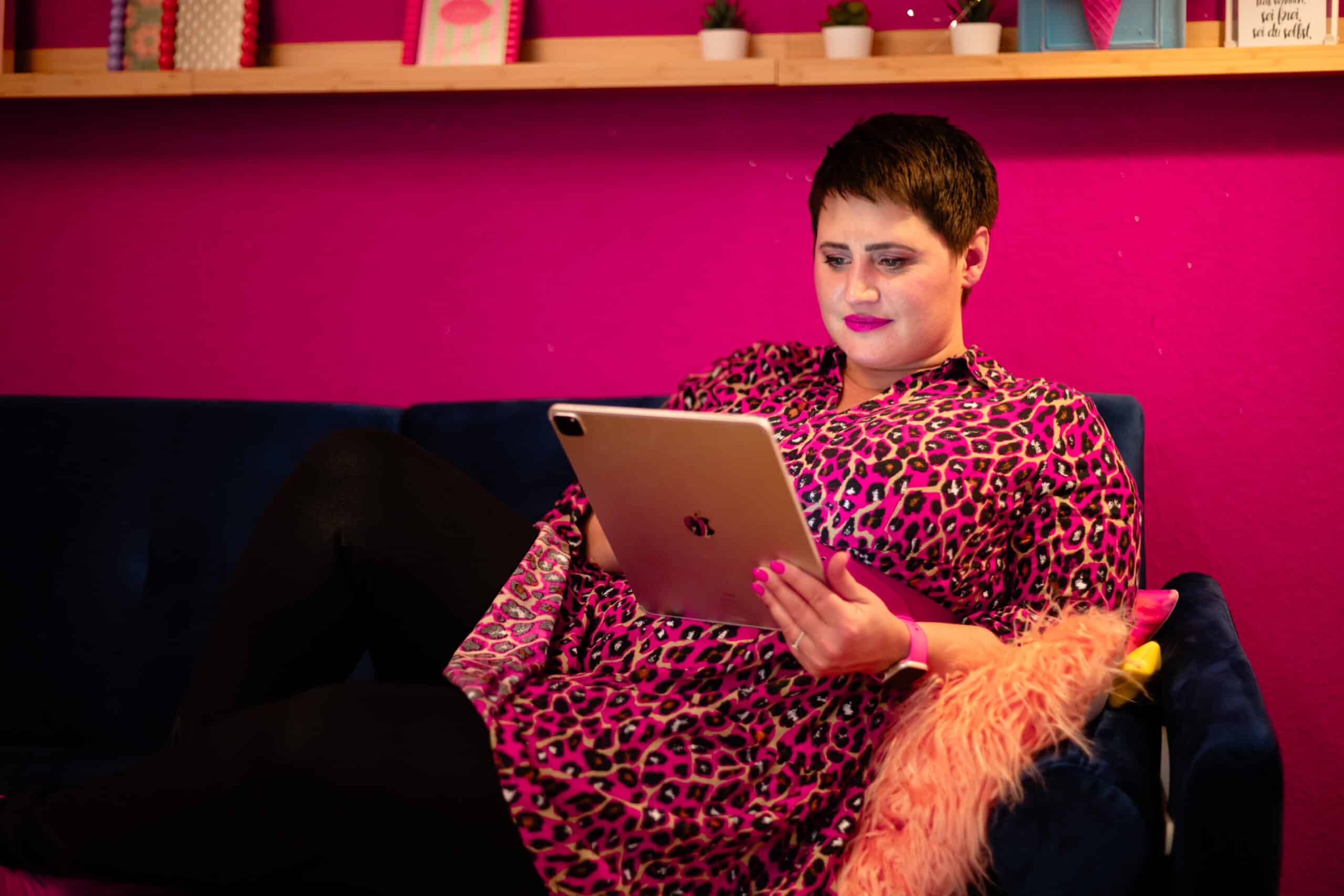 Coach für Frauen liest entspannt im Coachingraum – Inspiration, Selbstreflexion und persönliches Wachstum