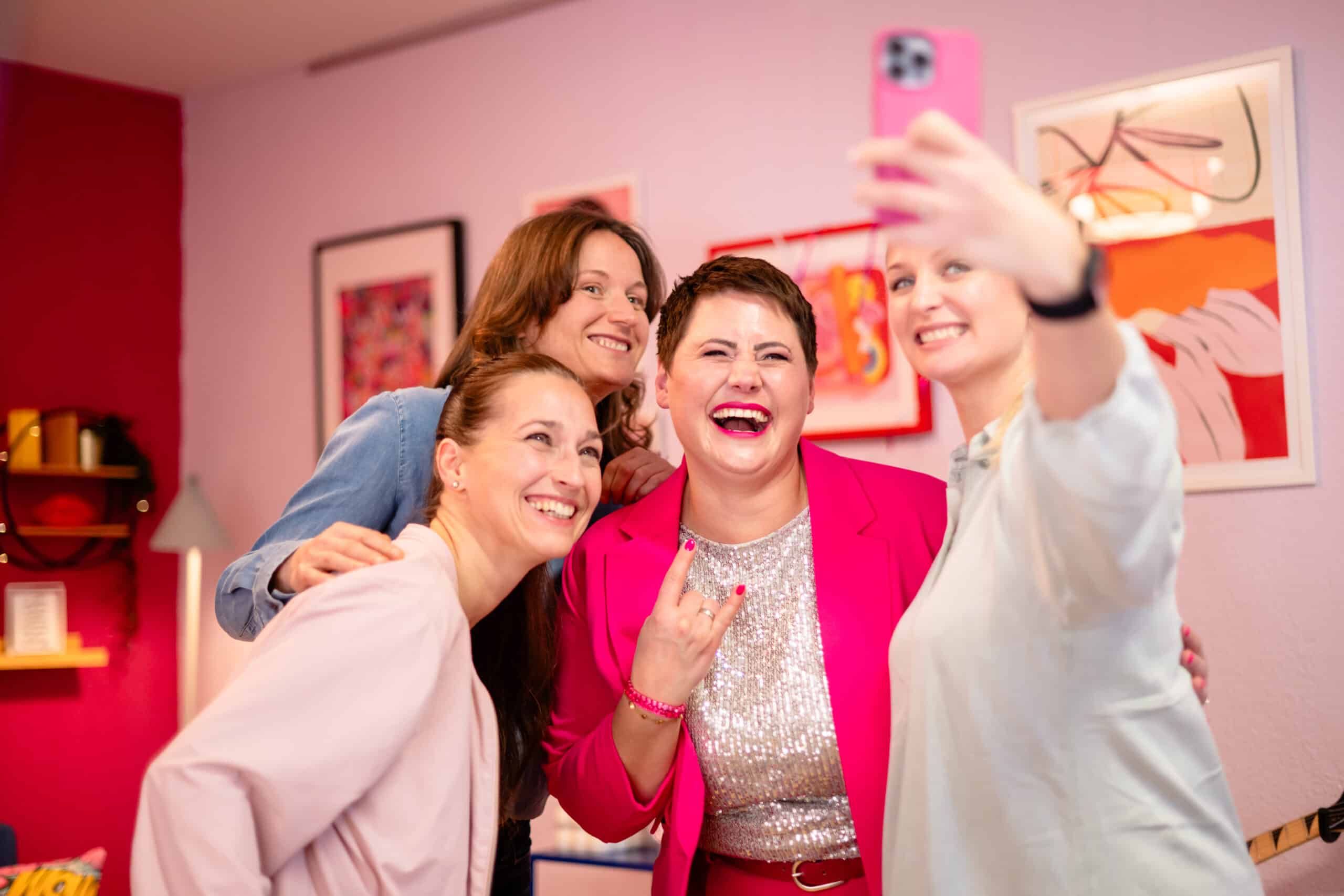 Frauen lachen gemeinsam bei einem Coaching-Moment – Gemeinschaft, Sichtbarkeit und emotionale Stärke