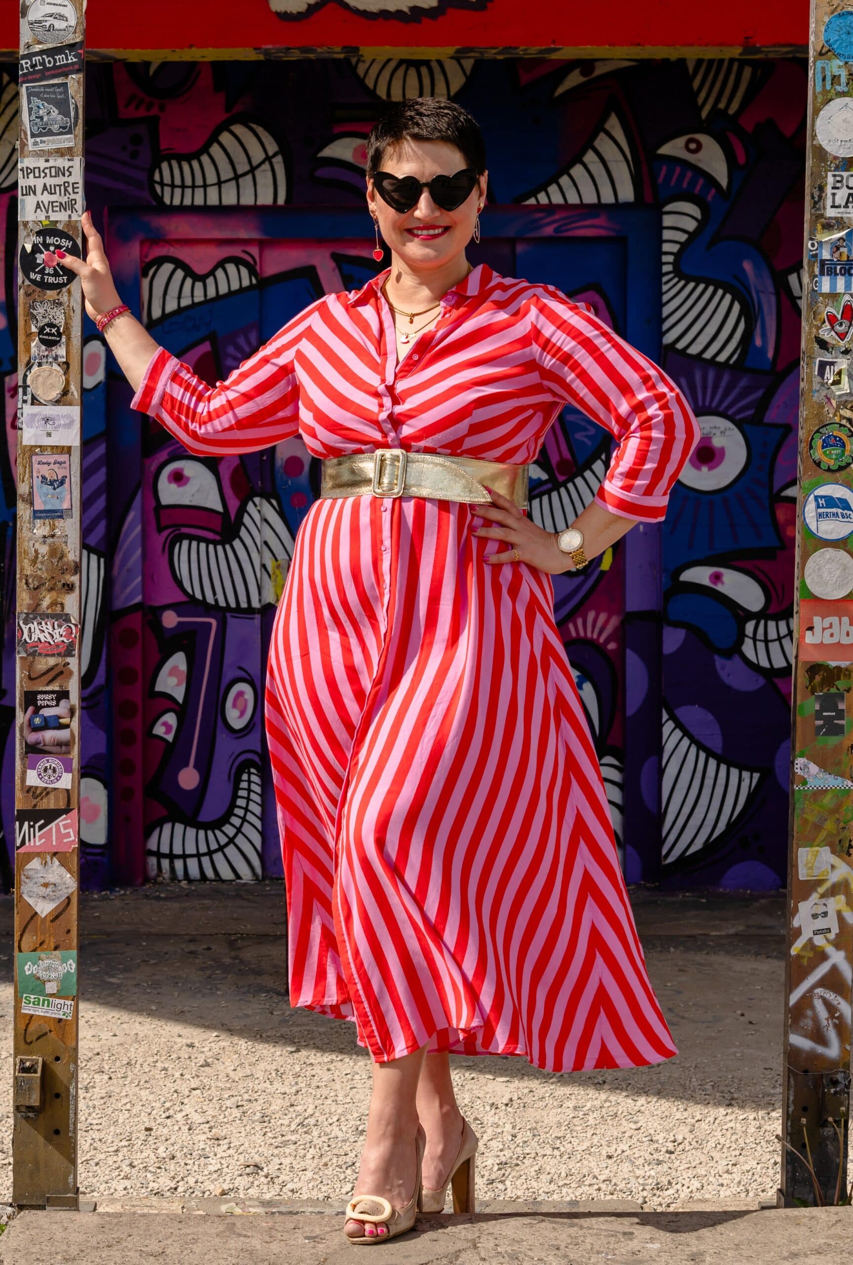 Luisa Riffel ist eine Powerfrau und steht selbstbewusst im urbanen Umfeld – Coaching für Frauen, innere Stärke aufbauen, Selbstvertrauen entwickeln, mutig Entscheidungen treffen